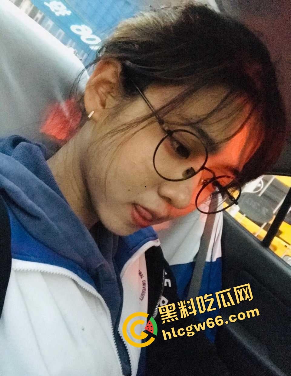 重庆眼镜学生妹【景浩】从图书馆到酒店,眼镜装纯黑丝撅臀骚穴被网友无套后入,带闺蜜野外露逼赚外快!-1