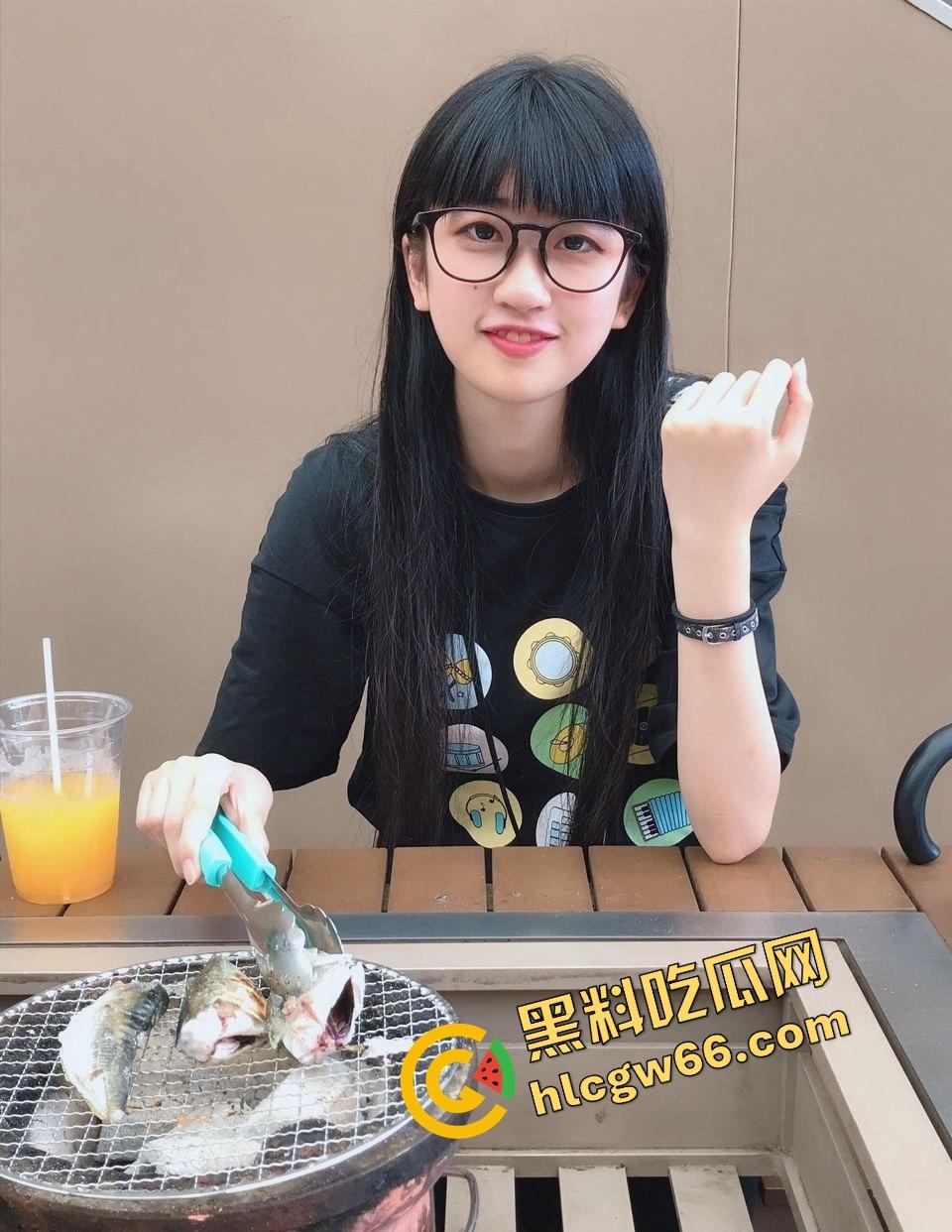 重庆眼镜学生妹【景浩】从图书馆到酒店,眼镜装纯黑丝撅臀骚穴被网友无套后入,带闺蜜野外露逼赚外快!-2