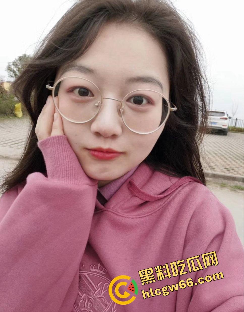 重庆眼镜学生妹【景浩】从图书馆到酒店,眼镜装纯黑丝撅臀骚穴被网友无套后入,带闺蜜野外露逼赚外快!-4