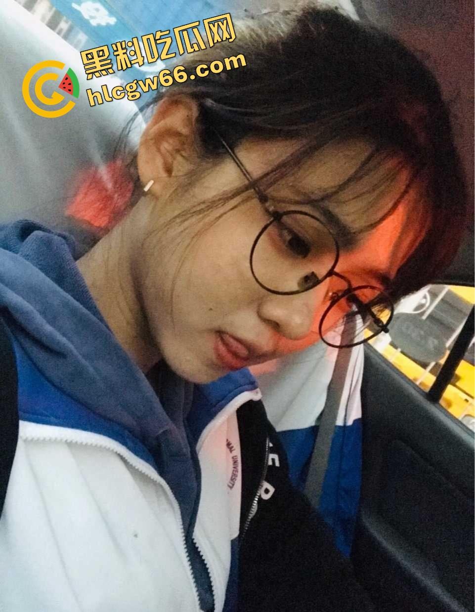 重庆眼镜学生妹【景浩】从图书馆到酒店,眼镜装纯黑丝撅臀骚穴被网友无套后入,带闺蜜野外露逼赚外快!-6