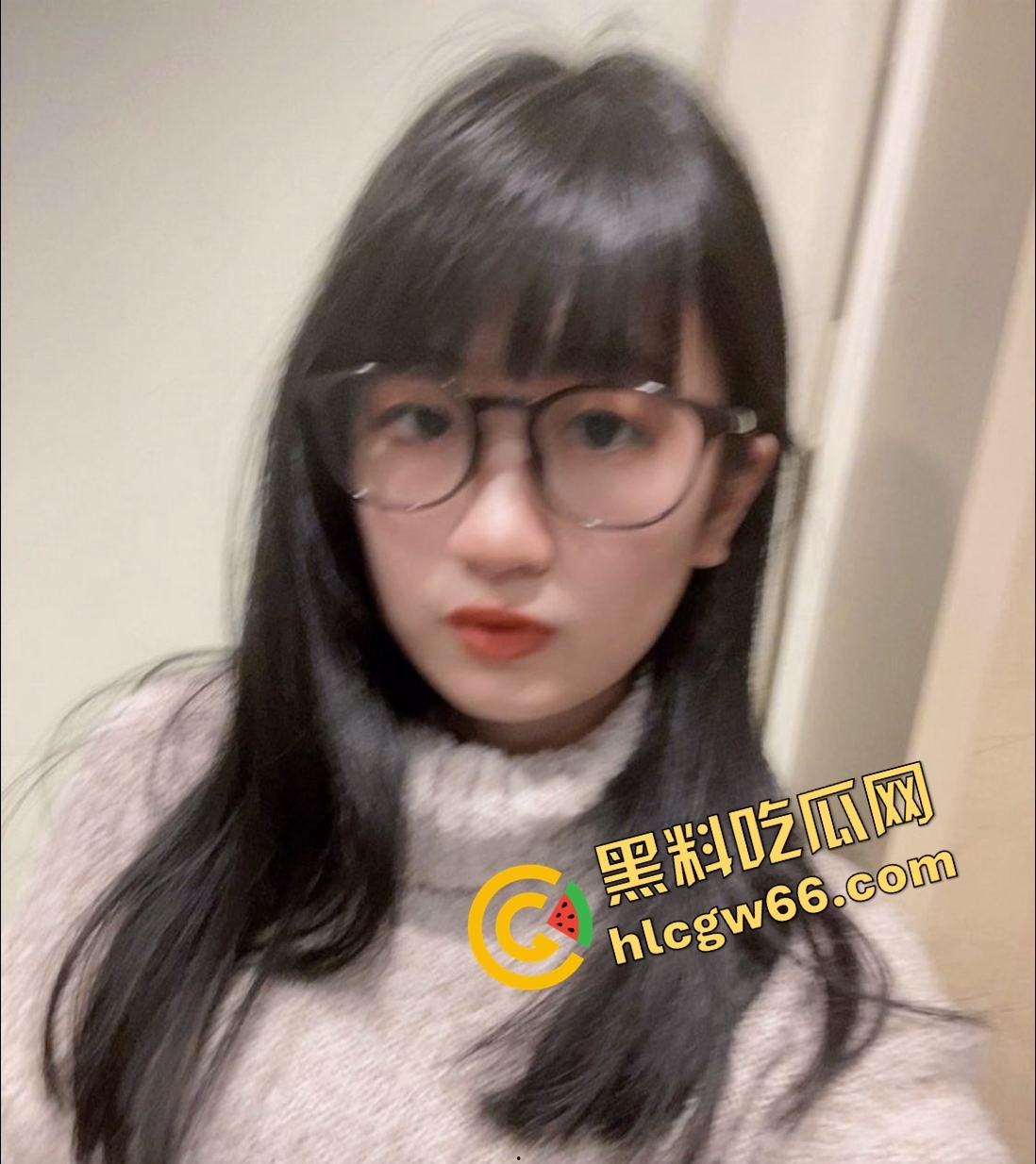 重庆眼镜学生妹【景浩】从图书馆到酒店,眼镜装纯黑丝撅臀骚穴被网友无套后入,带闺蜜野外露逼赚外快!-7