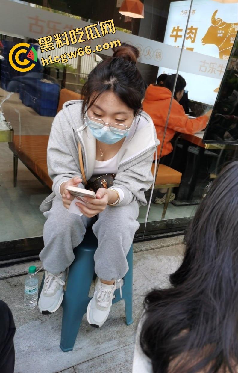 重庆眼镜学生妹【景浩】从图书馆到酒店,眼镜装纯黑丝撅臀骚穴被网友无套后入,带闺蜜野外露逼赚外快!-8