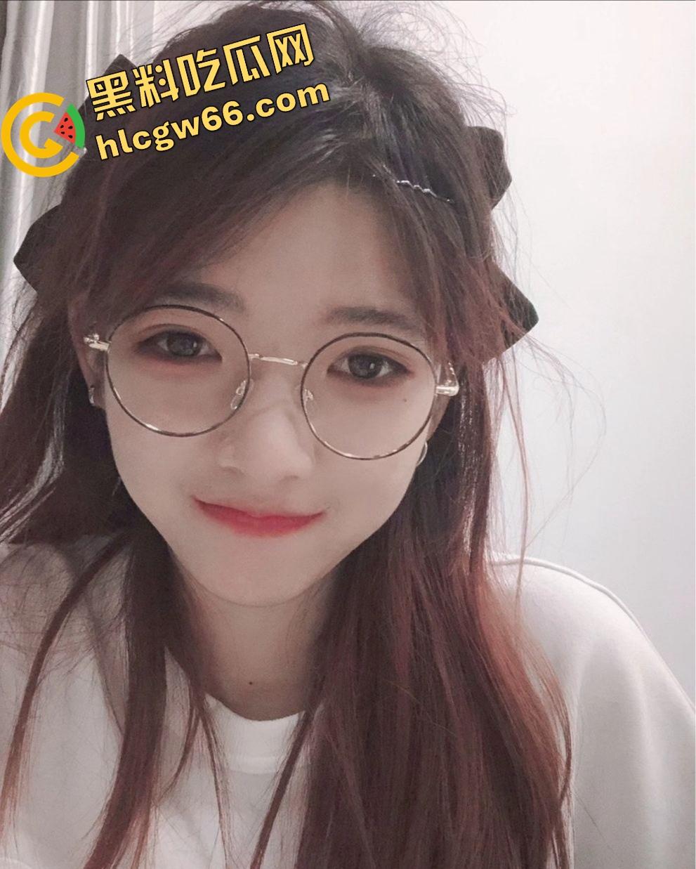 重庆眼镜学生妹【景浩】从图书馆到酒店,眼镜装纯黑丝撅臀骚穴被网友无套后入,带闺蜜野外露逼赚外快!-9