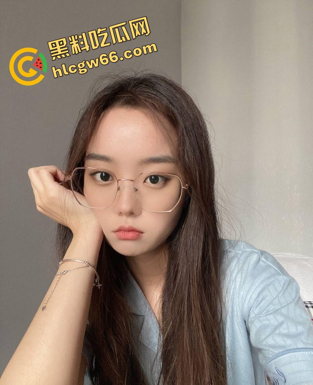 重庆眼镜学生妹【景浩】从图书馆到酒店,眼镜装纯黑丝撅臀骚穴被网友无套后入,带闺蜜野外露逼赚外快!-11