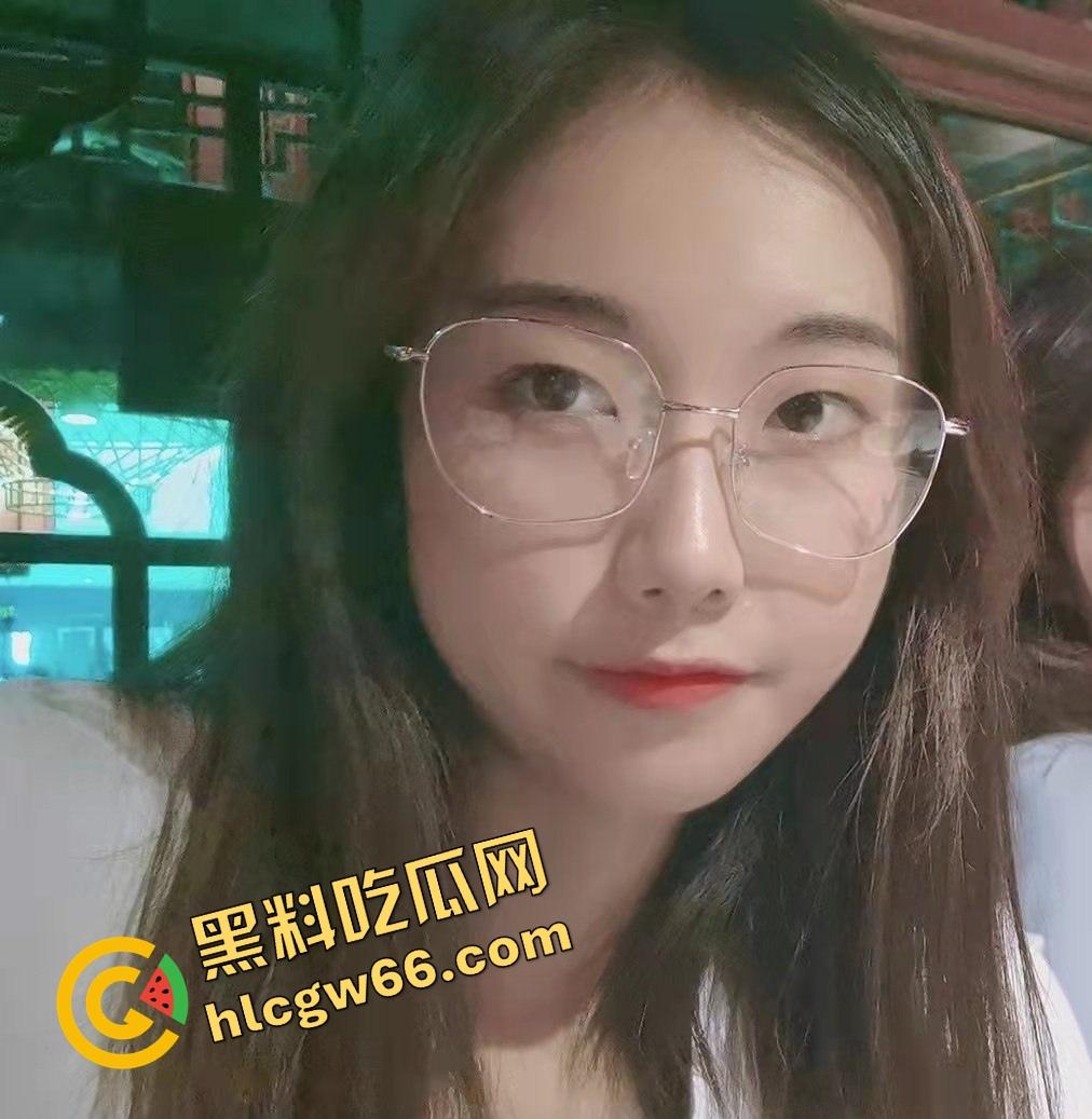重庆眼镜学生妹【景浩】从图书馆到酒店,眼镜装纯黑丝撅臀骚穴被网友无套后入,带闺蜜野外露逼赚外快!-12