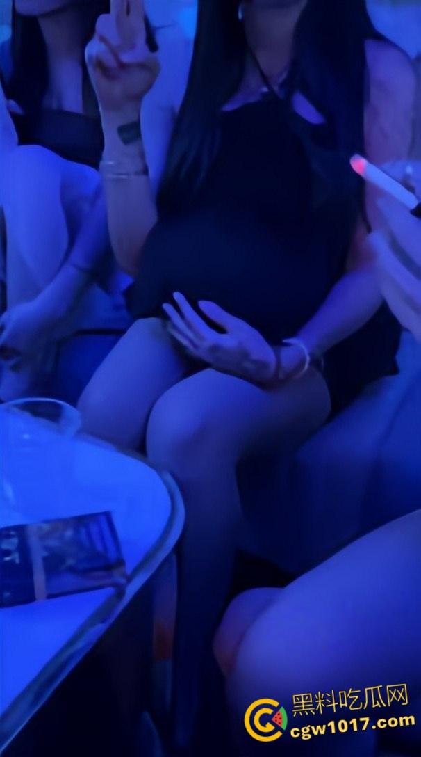 商务KTV惊见孕妇站台，高颜孕妇被金主2000拿下，乳房胀满奶水被疯狂爆操，大肚子妈妈为了奶粉豁出去了！-4