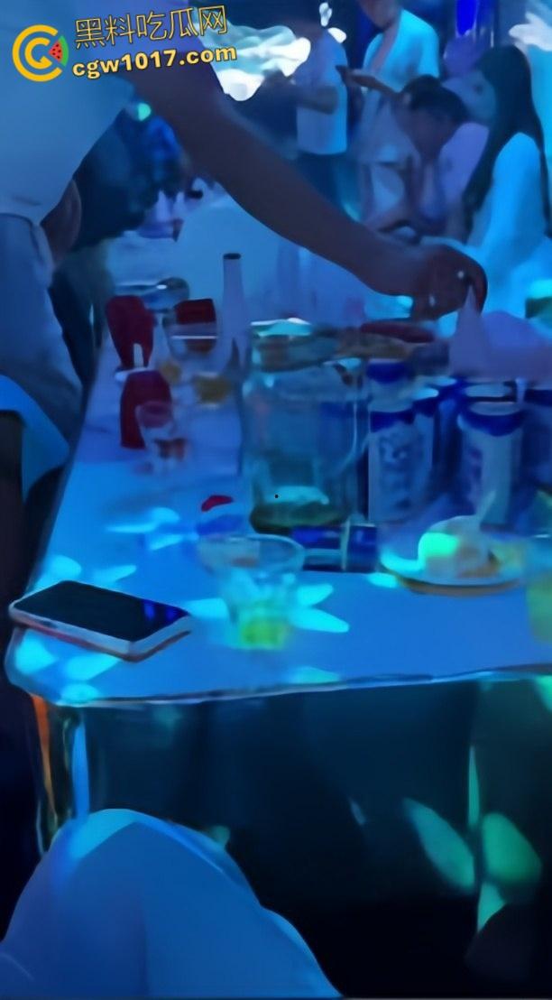 商务KTV惊见孕妇站台，高颜孕妇被金主2000拿下，乳房胀满奶水被疯狂爆操，大肚子妈妈为了奶粉豁出去了！-5