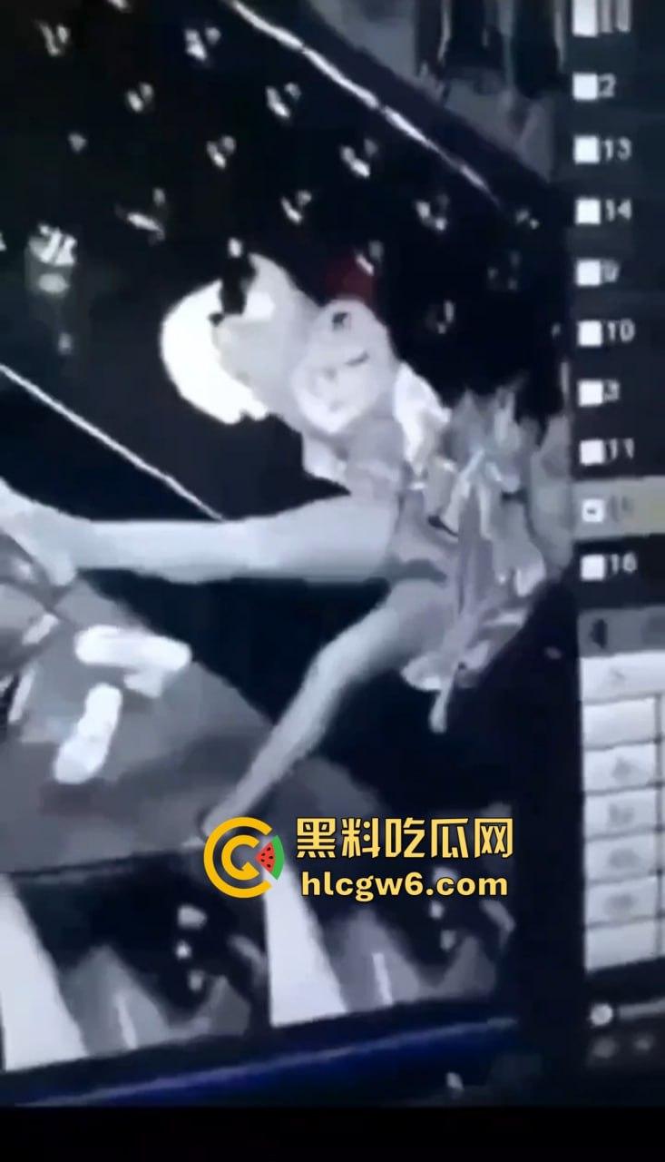 KTV小姐包厢内寂寞自慰全程被拍,无人点单逼痒难耐,一边看小电影一边摸,真怕她拿麦克风塞逼?-4