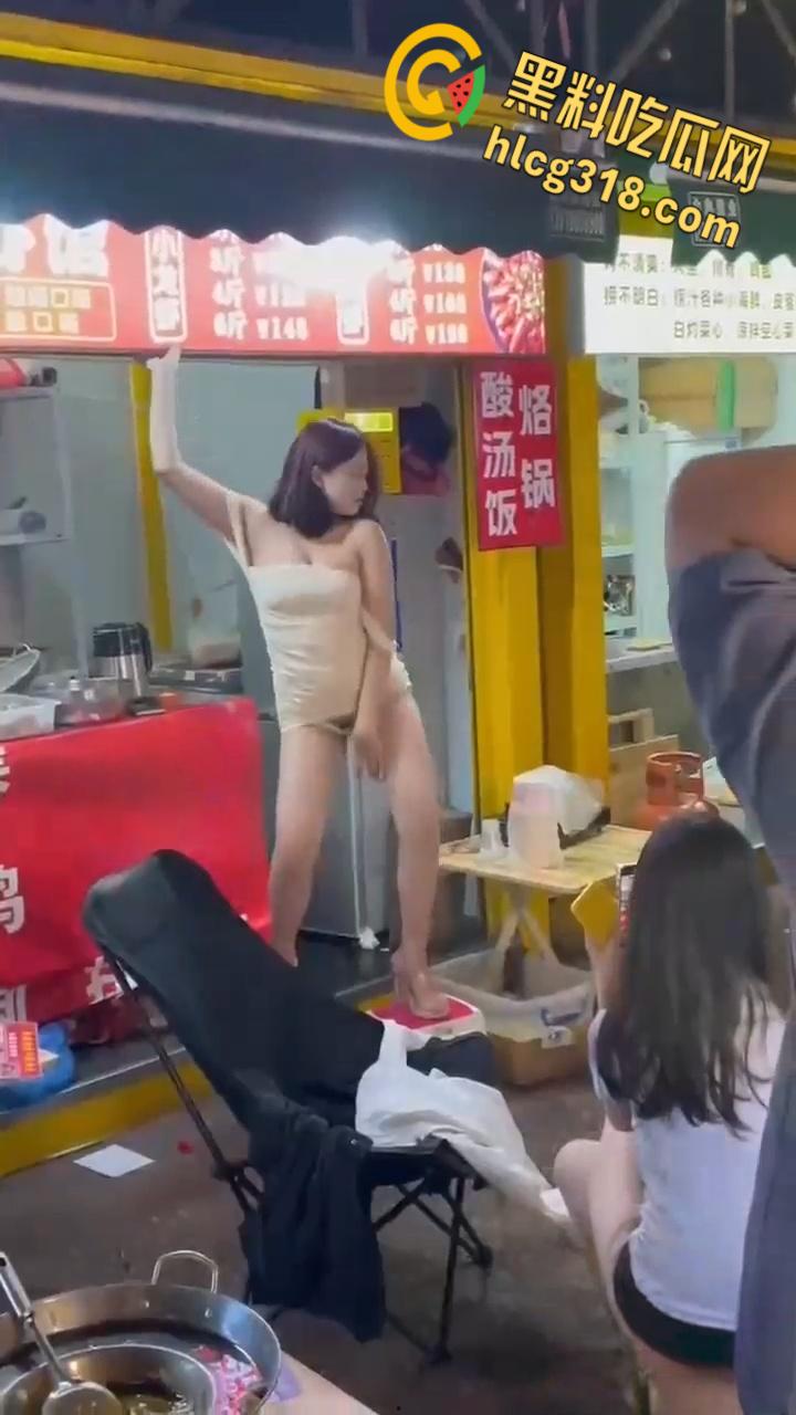 现在生意太难做了,卖龙虾的老板娘做起热舞女郎,小板凳一搭就是舞台,跳个艳舞让食客大饱眼福!-3