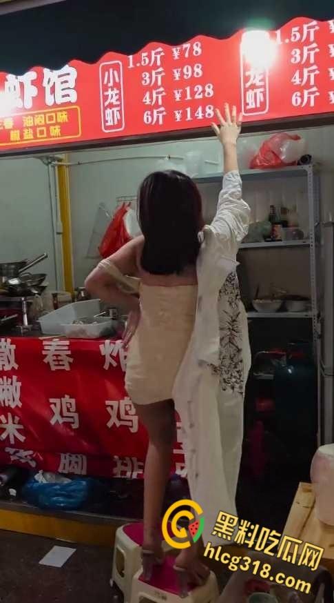现在生意太难做了,卖龙虾的老板娘做起热舞女郎,小板凳一搭就是舞台,跳个艳舞让食客大饱眼福!-4