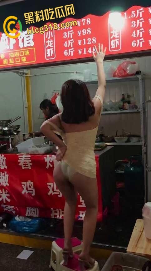 现在生意太难做了,卖龙虾的老板娘做起热舞女郎,小板凳一搭就是舞台,跳个艳舞让食客大饱眼福!-5