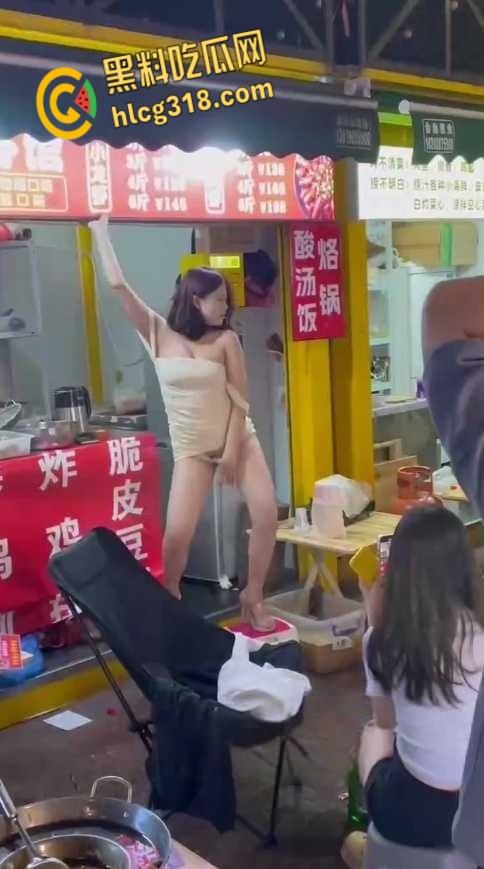 现在生意太难做了,卖龙虾的老板娘做起热舞女郎,小板凳一搭就是舞台,跳个艳舞让食客大饱眼福!-8