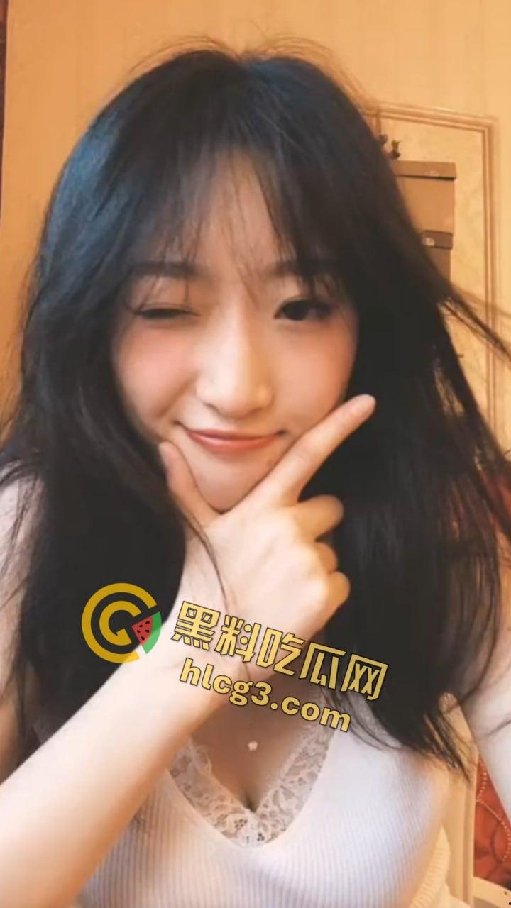 抖音网红『只有鱼刺』真空激凸舞蹈视频流出！长腿眼镜婊激情热舞乳头清晰可见！-4