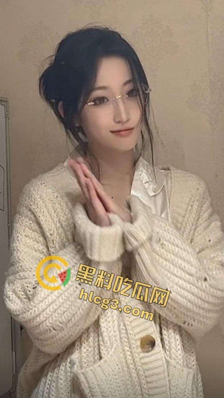 抖音网红『只有鱼刺』真空激凸舞蹈视频流出！长腿眼镜婊激情热舞乳头清晰可见！-5