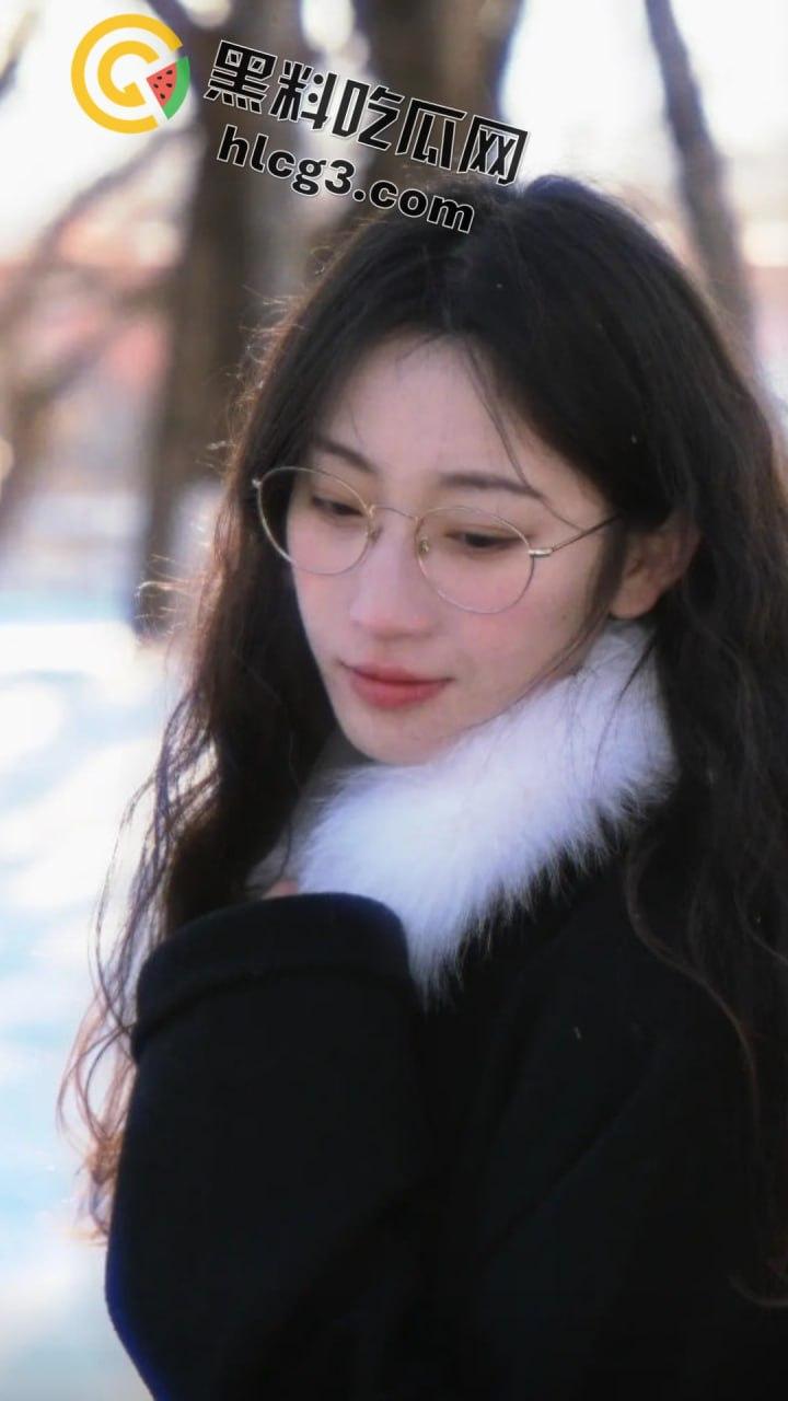 抖音网红『只有鱼刺』真空激凸舞蹈视频流出！长腿眼镜婊激情热舞乳头清晰可见！-6