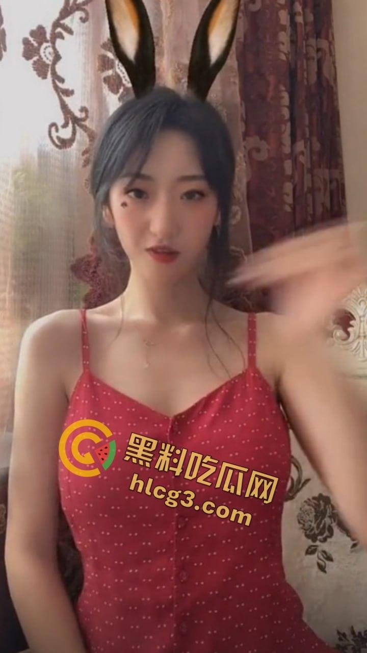 抖音网红『只有鱼刺』真空激凸舞蹈视频流出！长腿眼镜婊激情热舞乳头清晰可见！-8