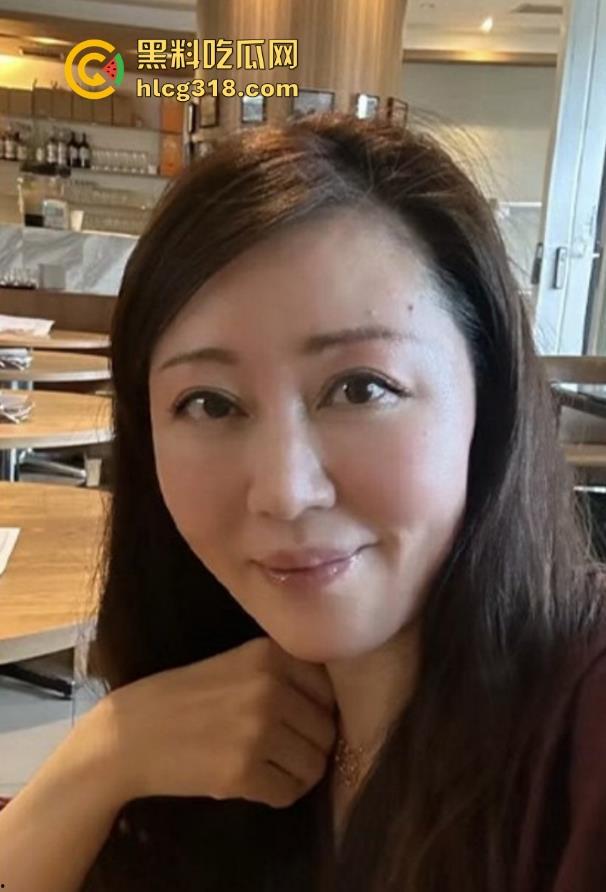 海角乱伦大神【妖娆的丈母娘】狂操性感黑丝丈母娘，翘臀巨乳无套内射狠狠的满足她！-1