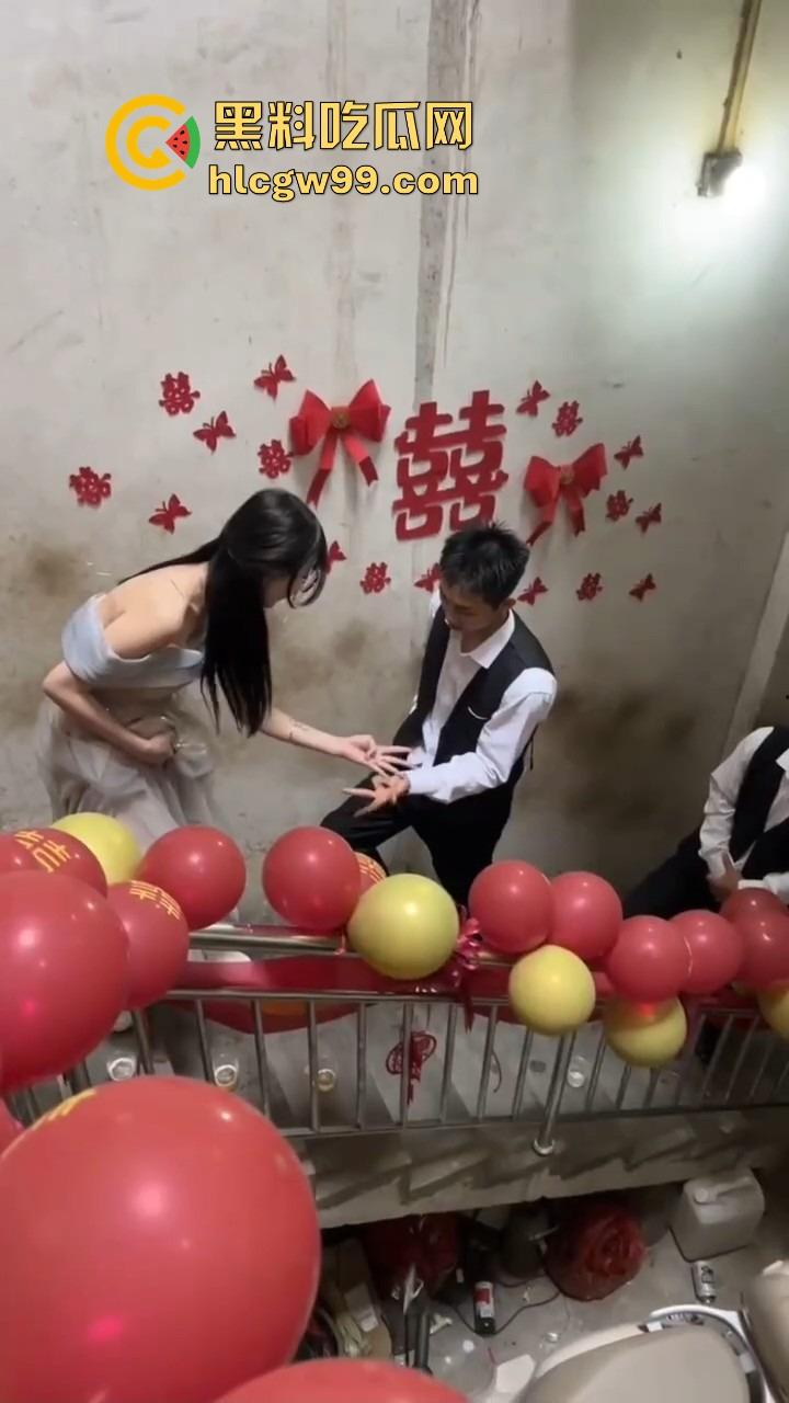 广西老表结婚,伴娘拦路奶子太犯规,伴郎不闯关就算了,光盯着人家胸看,感觉不错想再办一场?-1