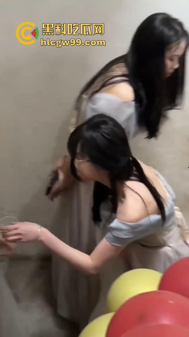 广西老表结婚,伴娘拦路奶子太犯规,伴郎不闯关就算了,光盯着人家胸看,感觉不错想再办一场?-4