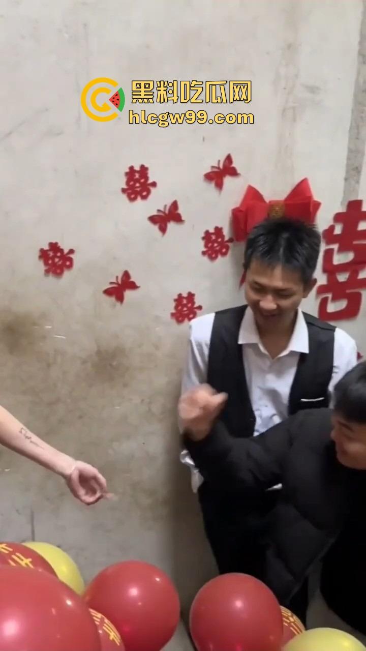 广西老表结婚,伴娘拦路奶子太犯规,伴郎不闯关就算了,光盯着人家胸看,感觉不错想再办一场?-5