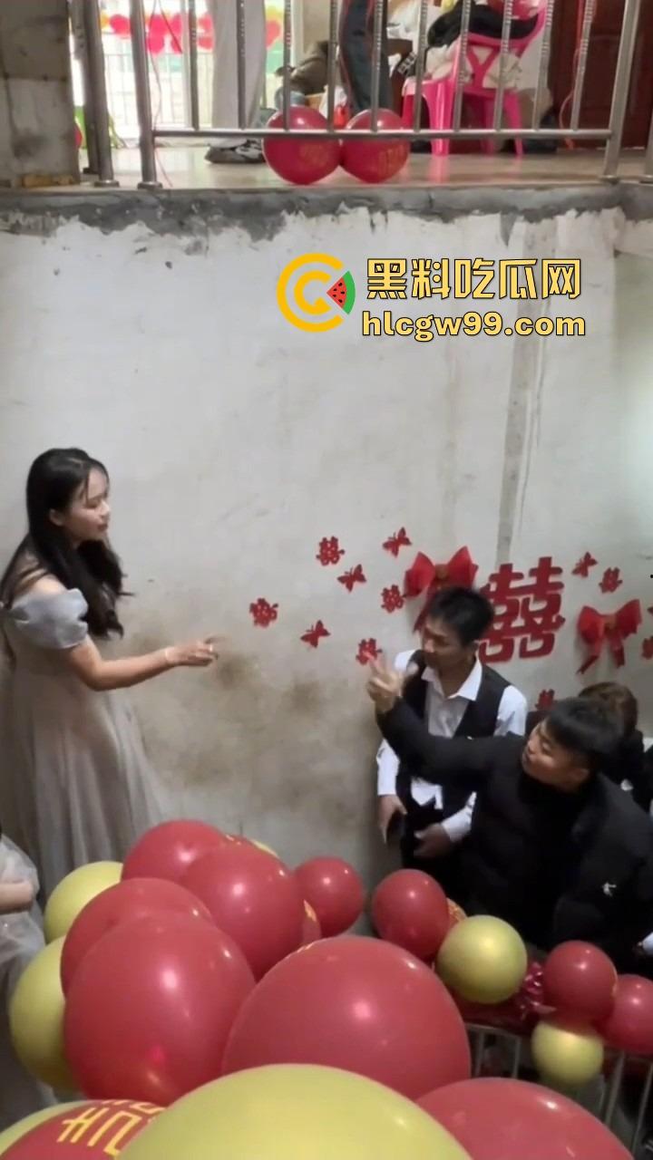 广西老表结婚,伴娘拦路奶子太犯规,伴郎不闯关就算了,光盯着人家胸看,感觉不错想再办一场?-7