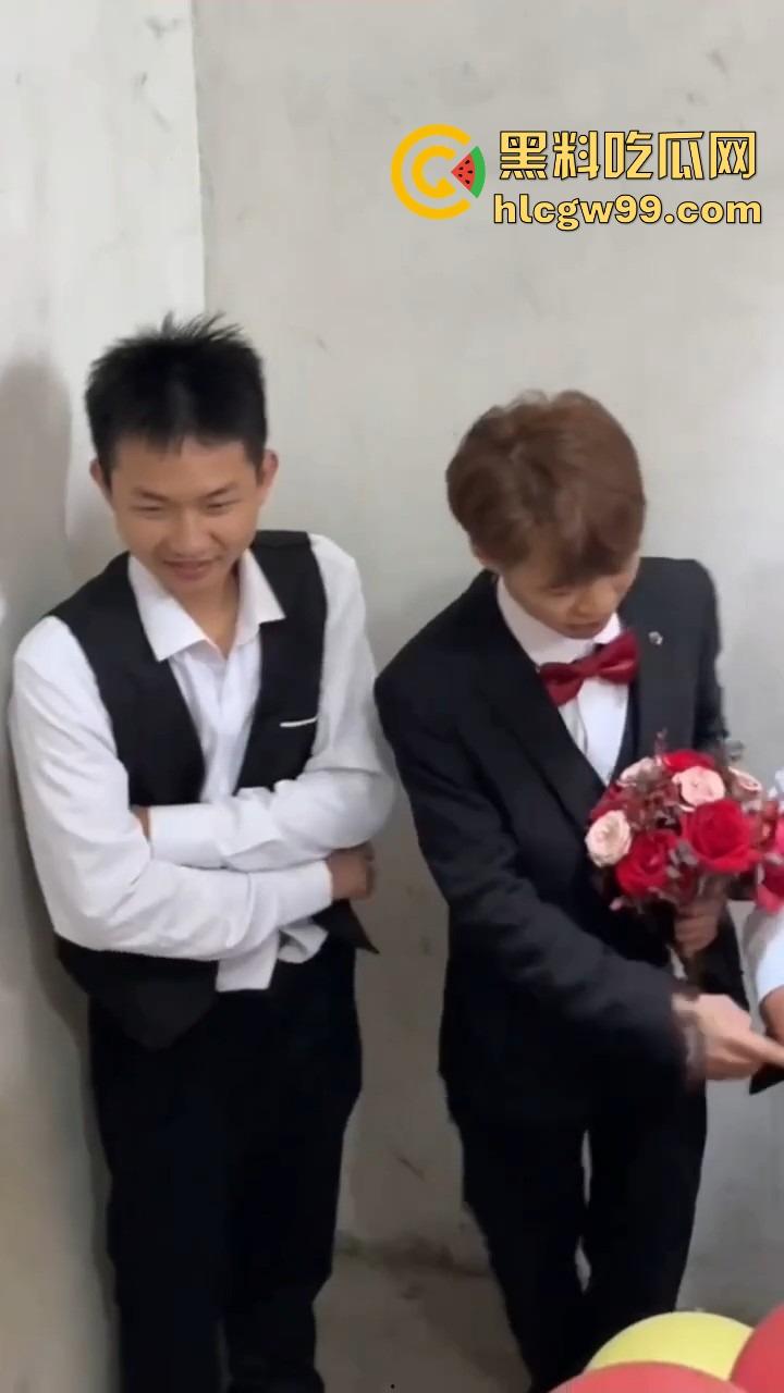 广西老表结婚,伴娘拦路奶子太犯规,伴郎不闯关就算了,光盯着人家胸看,感觉不错想再办一场?-9