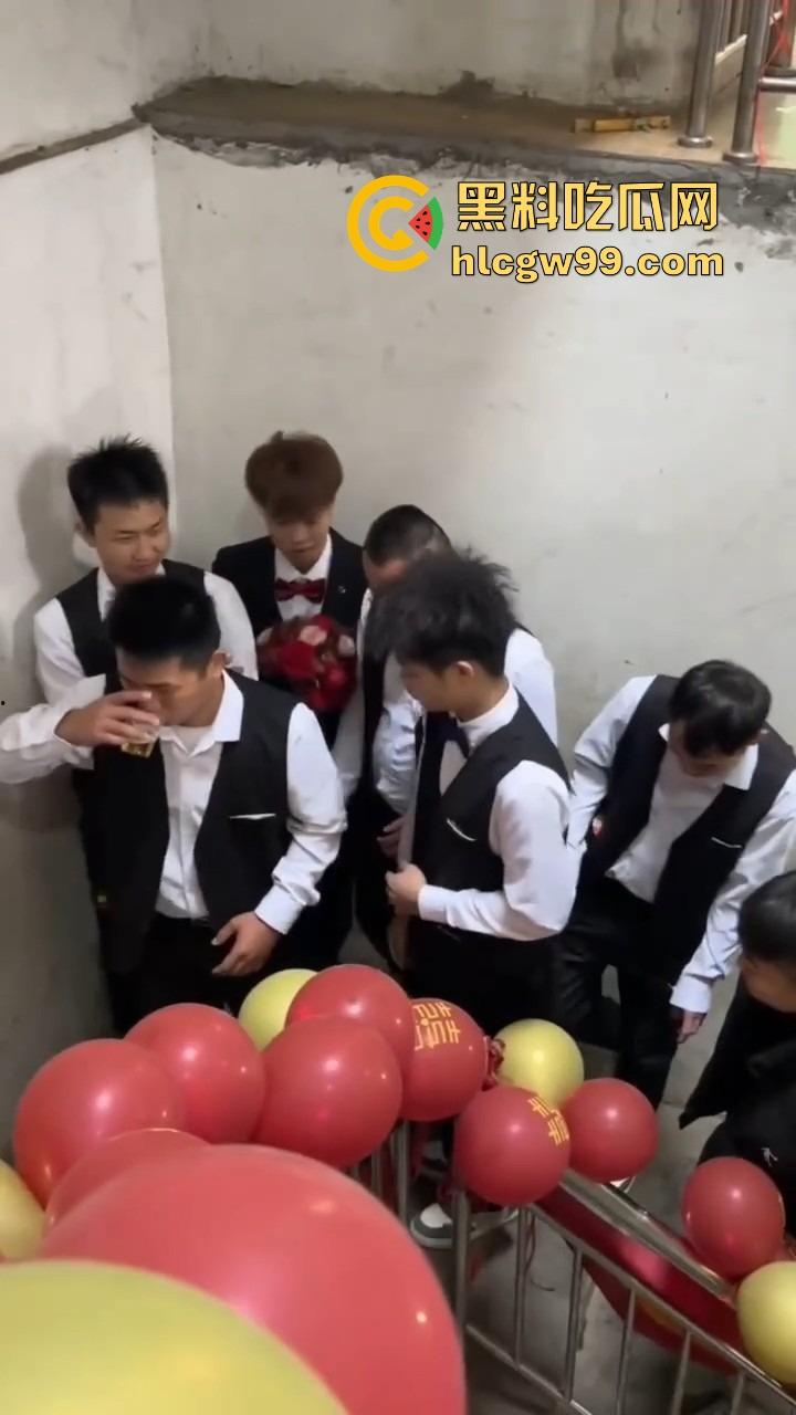 广西老表结婚,伴娘拦路奶子太犯规,伴郎不闯关就算了,光盯着人家胸看,感觉不错想再办一场?-10