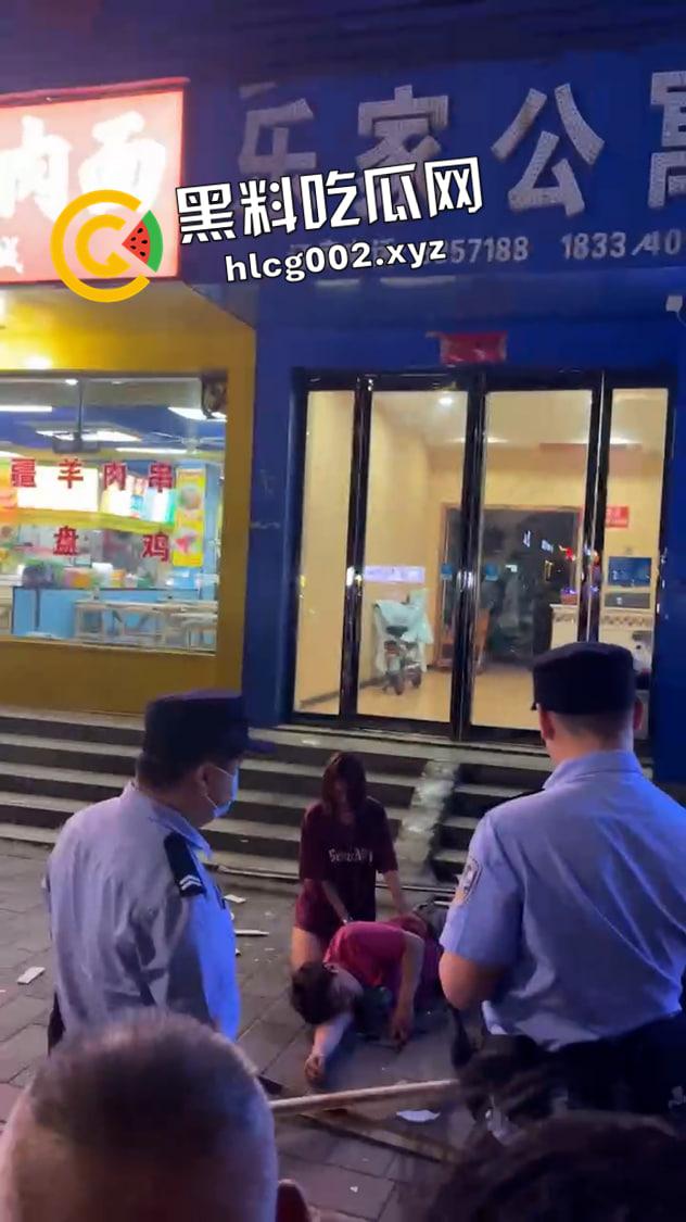 瓜友求瓜!禹州建设路痴情男跳楼现场 情侣吵架吵到跳楼 现场视频流出-7