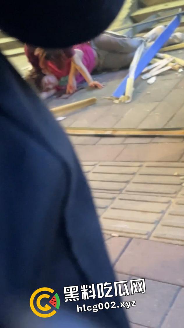 瓜友求瓜!禹州建设路痴情男跳楼现场 情侣吵架吵到跳楼 现场视频流出-8