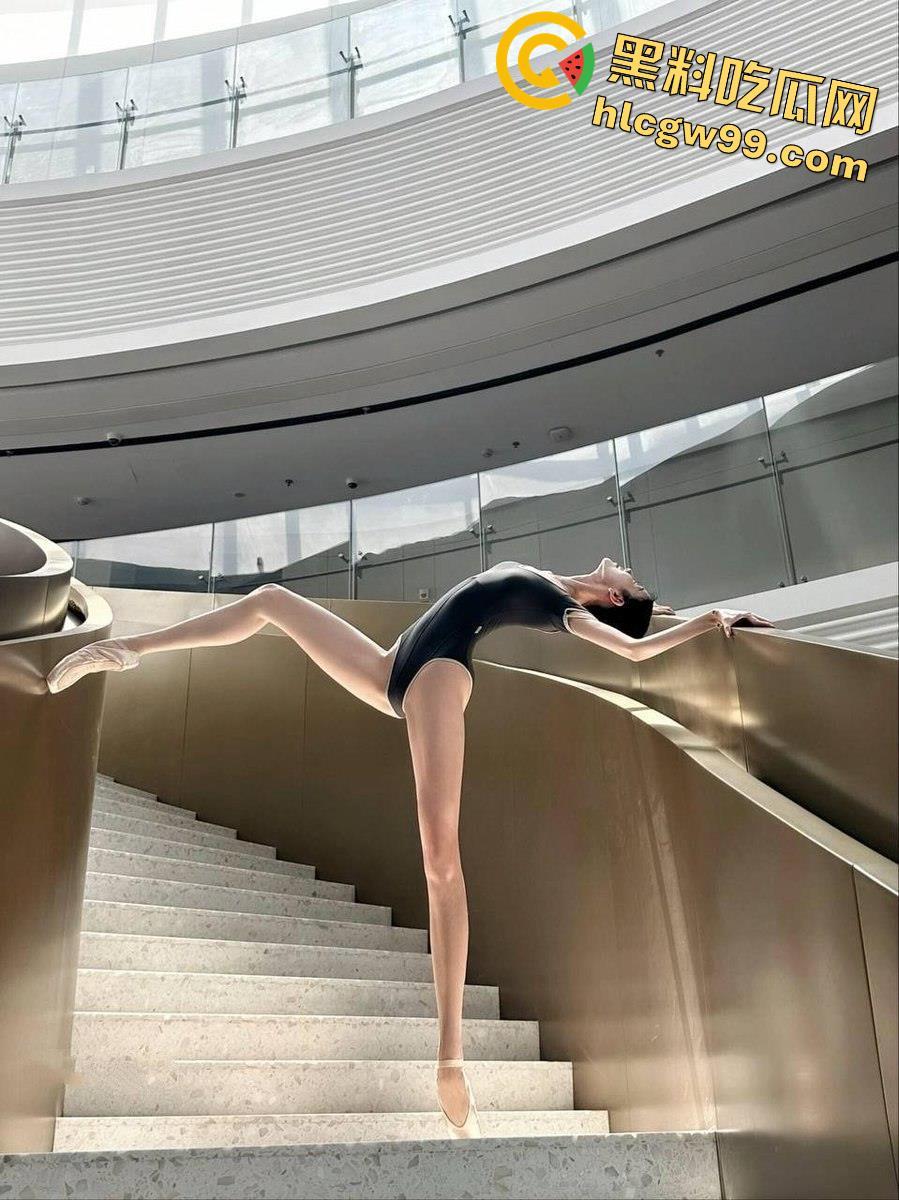 北体学院舞蹈老师【宋欣】学生心中的女神沦为主人的精盆母狗，一字马体位操逼不敢想有多爽-37