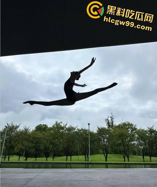 北体学院舞蹈老师【宋欣】学生心中的女神沦为主人的精盆母狗，一字马体位操逼不敢想有多爽-41