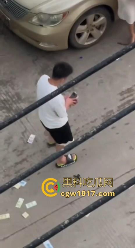 街头白衣猛男当街暴打短裙少妇,猛扯白裙少妇,直接一个过肩摔,把人摔得狗吃屎一样,手中钱散落街头!-1