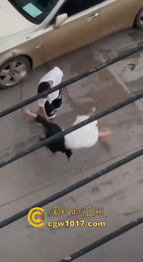 街头白衣猛男当街暴打短裙少妇,猛扯白裙少妇,直接一个过肩摔,把人摔得狗吃屎一样,手中钱散落街头!-4