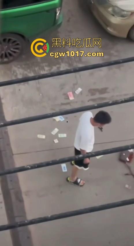 街头白衣猛男当街暴打短裙少妇,猛扯白裙少妇,直接一个过肩摔,把人摔得狗吃屎一样,手中钱散落街头!-7