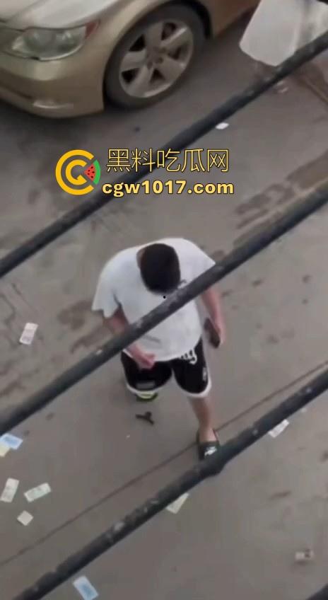 街头白衣猛男当街暴打短裙少妇,猛扯白裙少妇,直接一个过肩摔,把人摔得狗吃屎一样,手中钱散落街头!-10