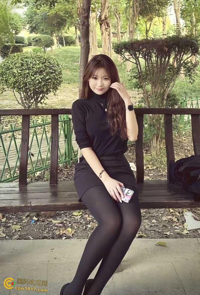 上海高颜值外围【郑亚馨】5万包夜卖身金主,高端会所群P淫片曝光,露脸群交被三男颜射!-1