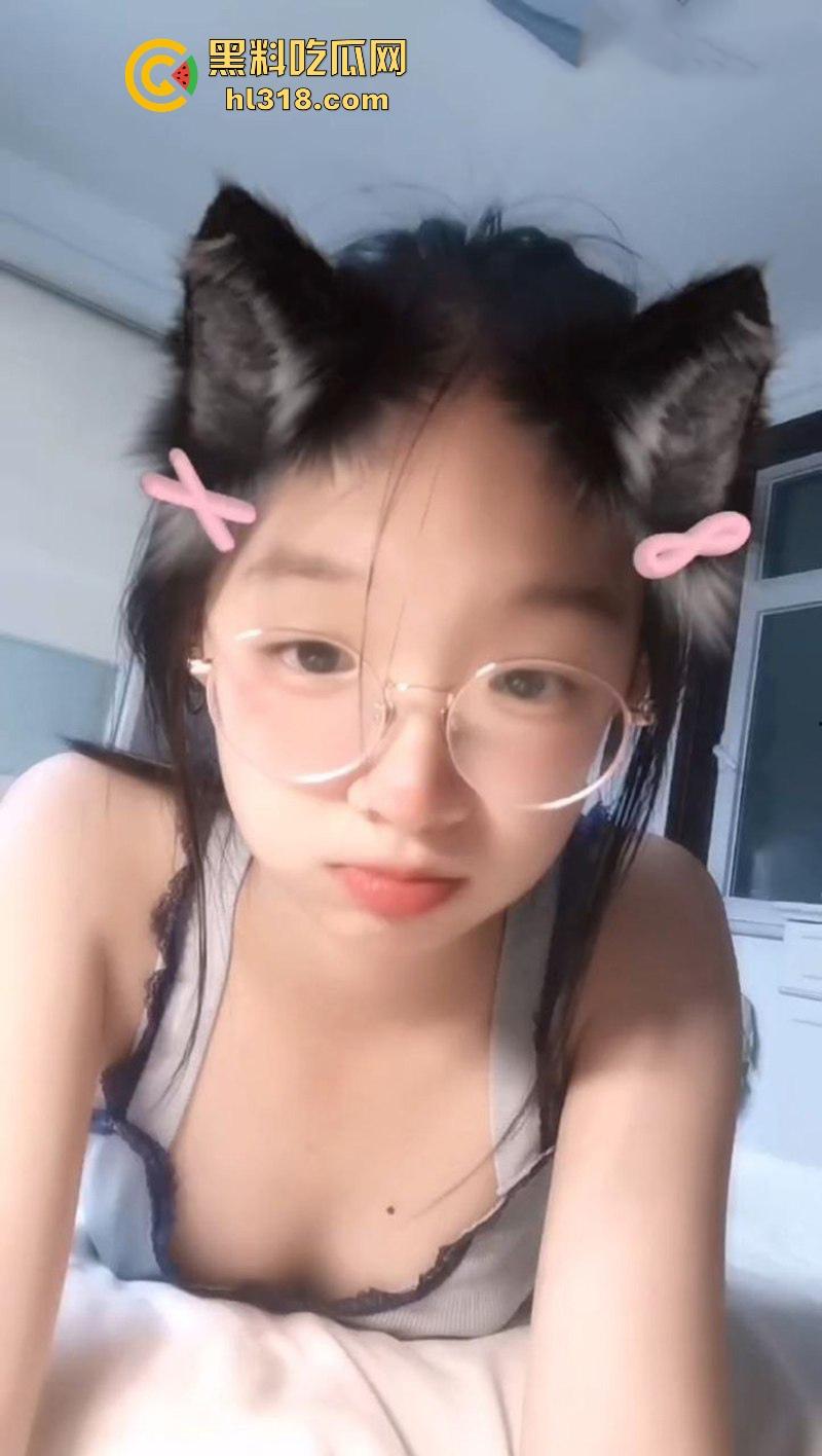 广西职业学院眼镜妹【江洁怡】自慰视频曝光,清纯嫩妹化身反差小骚逼,摸奶露穴淫荡诱惑,嫩出水了!-3