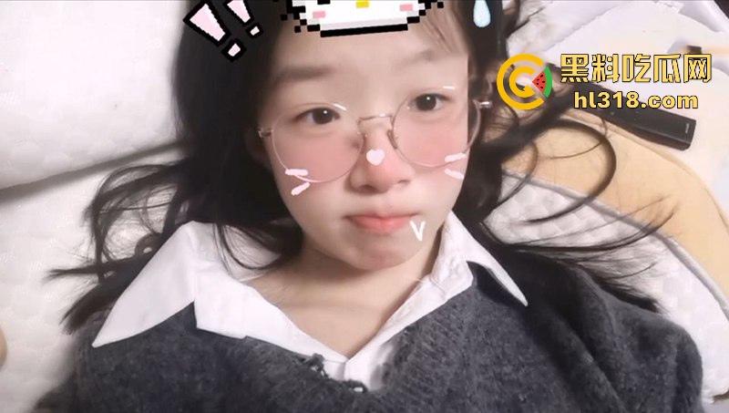 广西职业学院眼镜妹【江洁怡】自慰视频曝光,清纯嫩妹化身反差小骚逼,摸奶露穴淫荡诱惑,嫩出水了!-5