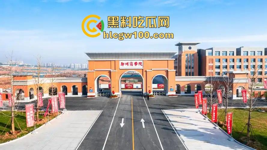 郑州商学院教室不学计算机学日逼,监控直接曝光成年度大瓜,教室性价比吊打大床房,同学你火了知道吗?-1