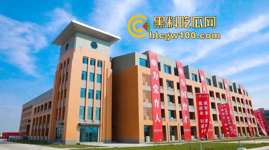 郑州商学院教室不学计算机学日逼,监控直接曝光成年度大瓜,教室性价比吊打大床房,同学你火了知道吗?-3