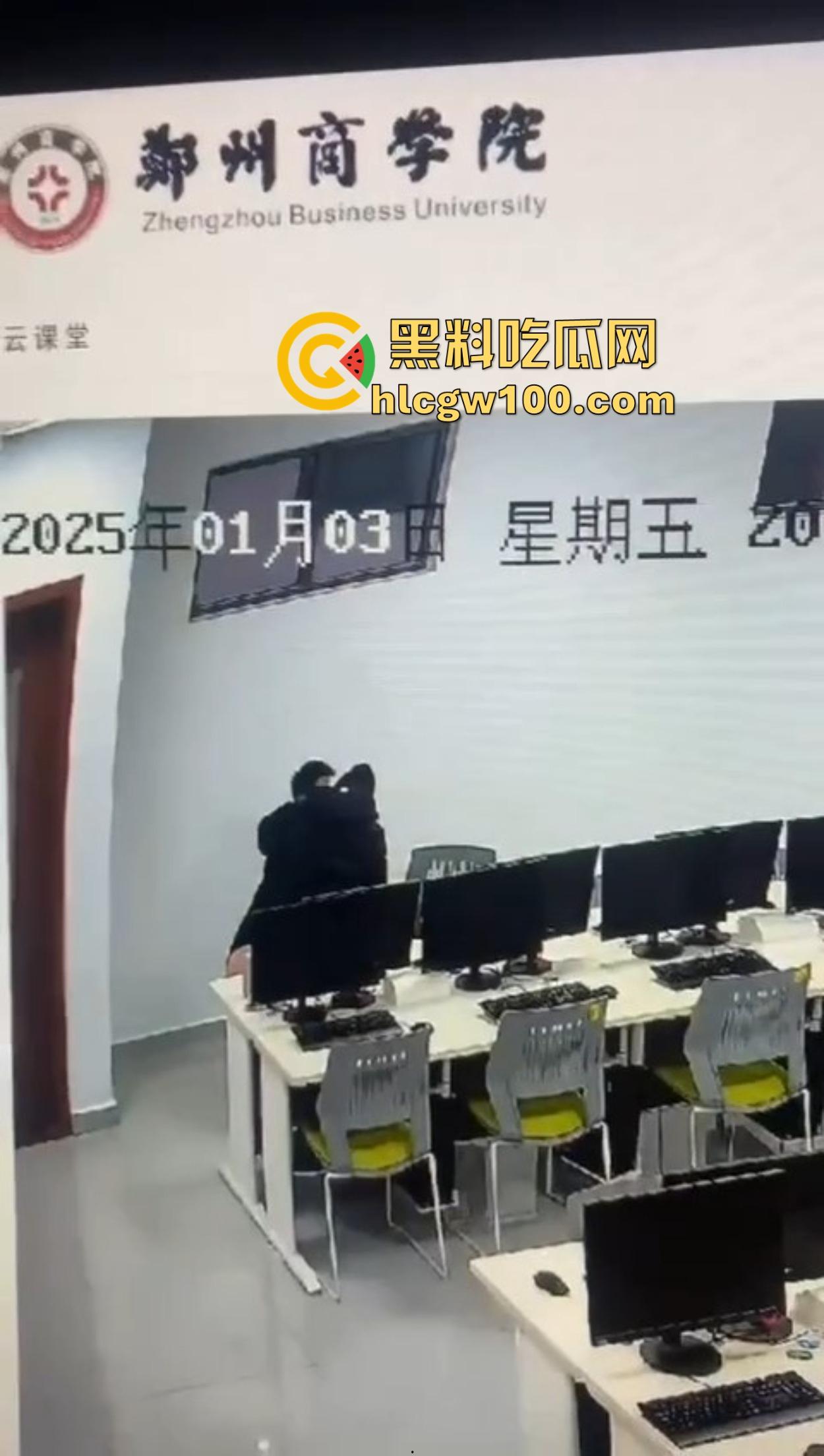 郑州商学院教室不学计算机学日逼,监控直接曝光成年度大瓜,教室性价比吊打大床房,同学你火了知道吗?-7