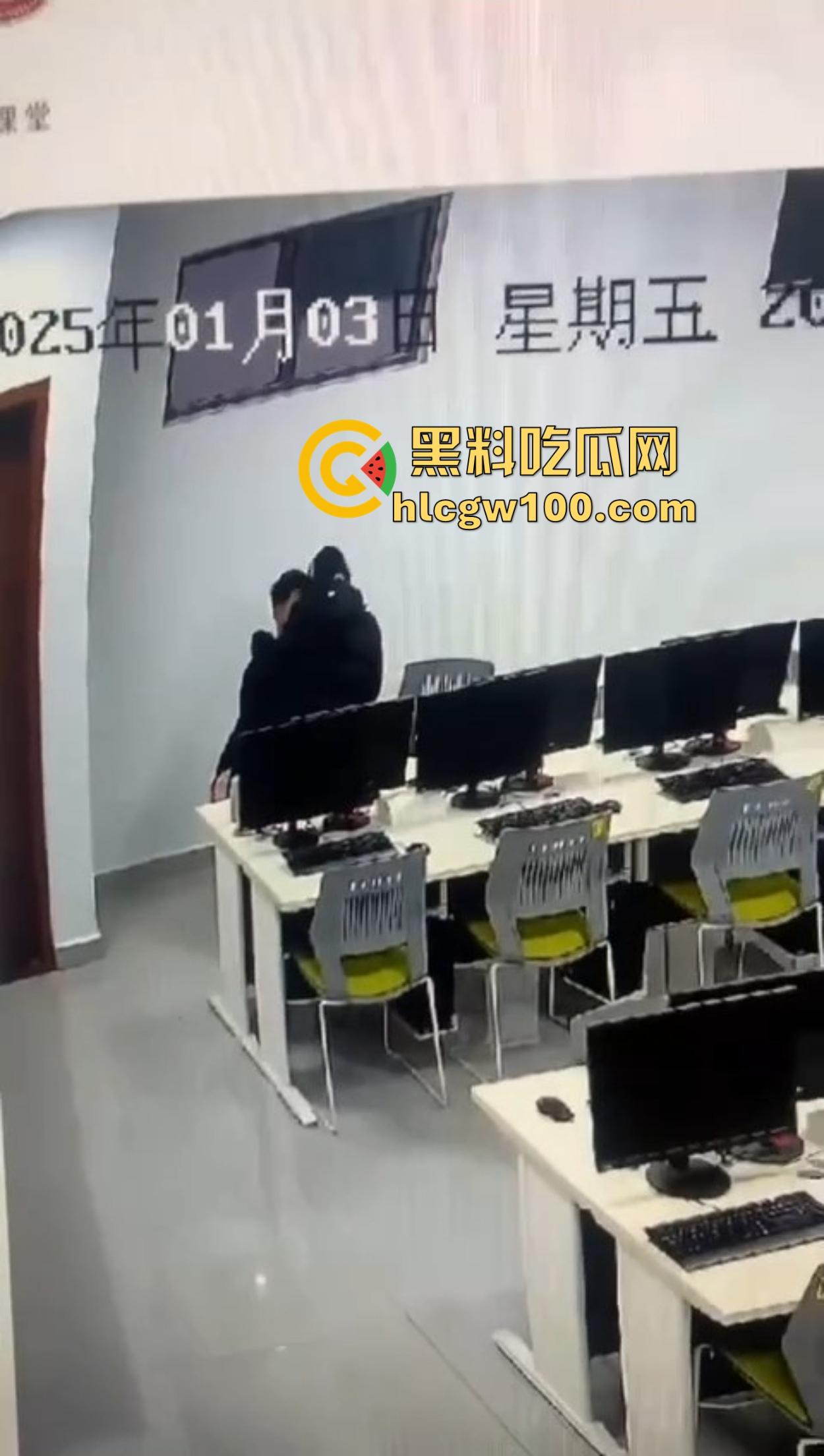 郑州商学院教室不学计算机学日逼,监控直接曝光成年度大瓜,教室性价比吊打大床房,同学你火了知道吗?-10