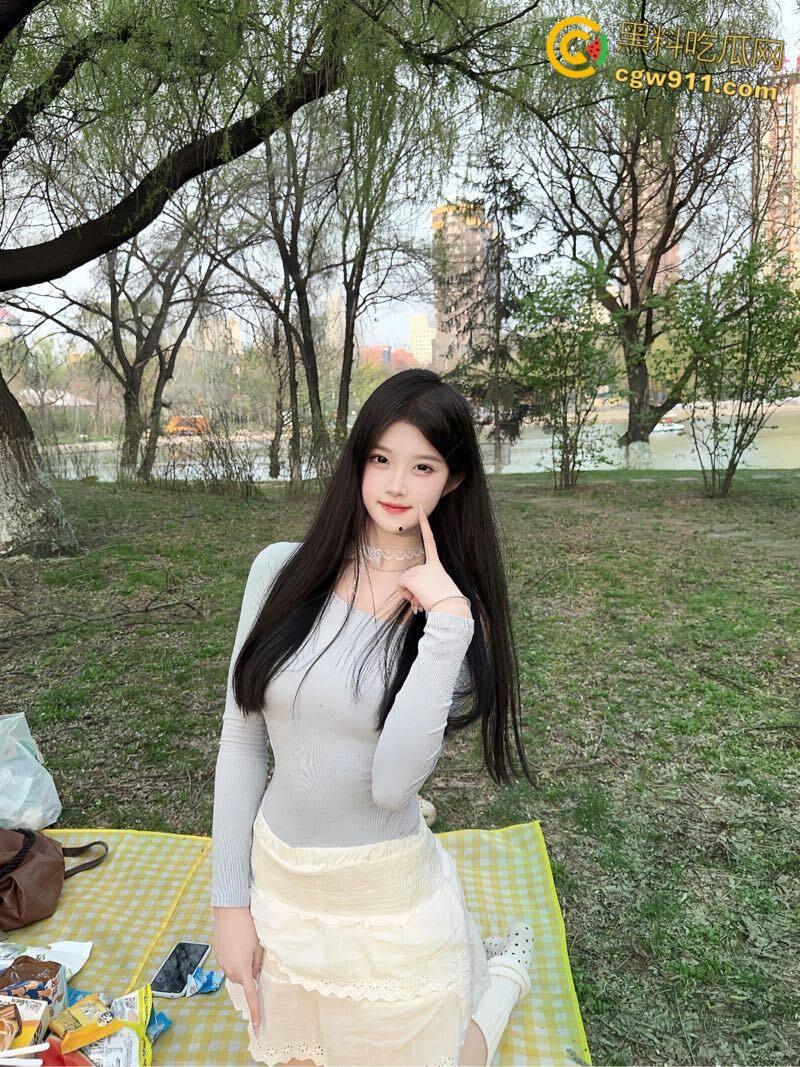 饥渴难耐的妹妹约哥哥逛超市，出租屋里主动脱裤口交，被哥哥反推无套爆肏，蕾丝内裤女上骑乘内射粉穴！-2