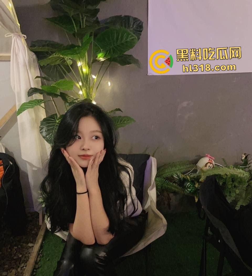 山西大学【王颖颖】激战男友!家中开逼挑逗开逼,穿黑丝吊带口交被鸡巴打脸,大学生玩得太野!-1