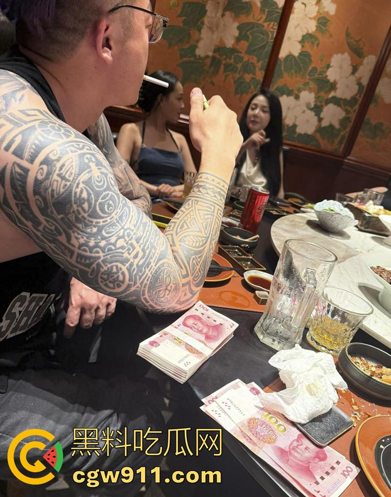 抖音千万粉丝网红【李二狗】,被曝泳池派对1V4事件,全都是高品质女神,大奶长腿身材逆天,这玩的质量这么好么?-6