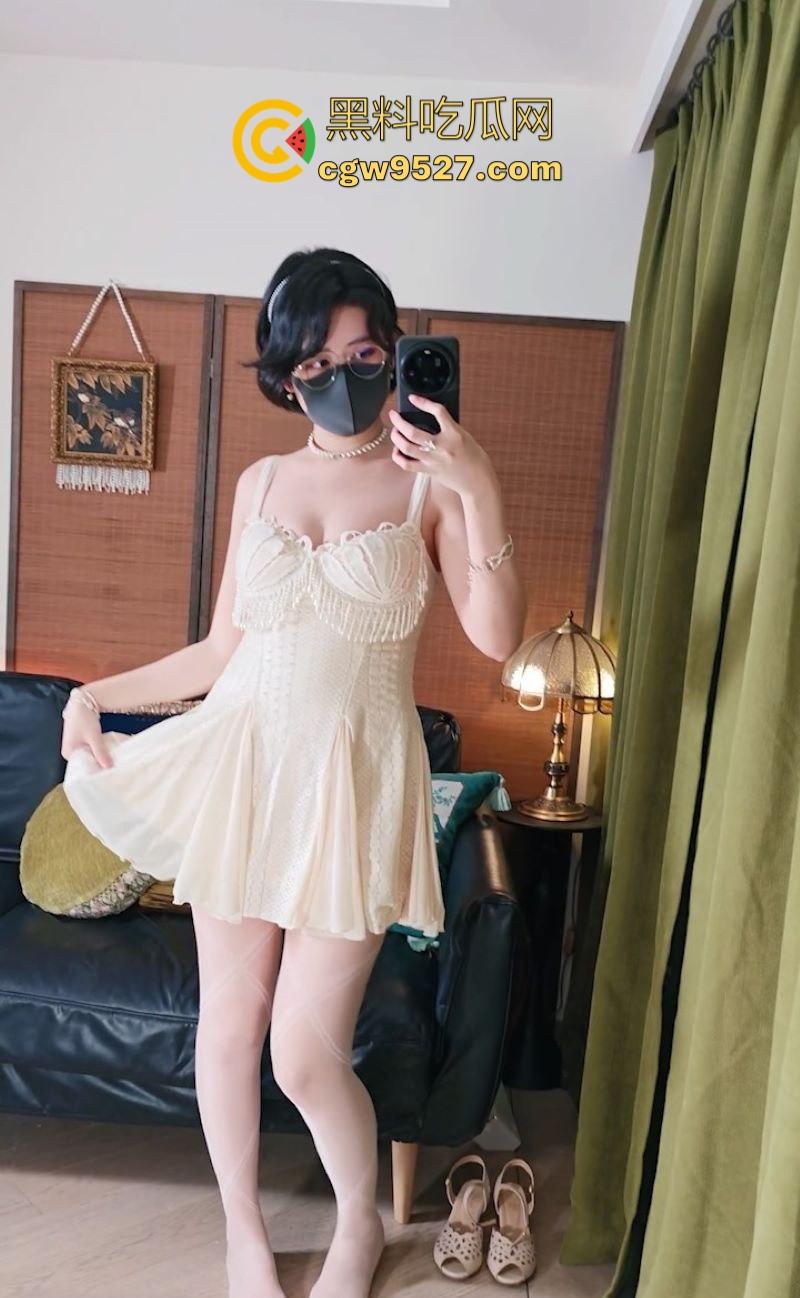 OnlyFans极品福利姬【奶咪】最新付费订阅视频曝光，高颜值反差女神，搭配闪光肛塞，搔首弄姿主动掰穴自慰！-1