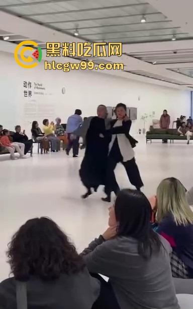 上海浦东美术馆魔幻抽象表演展现高深的艺术概念,演员集体精神错乱?这不就是社畜上班状态的真人展示!-5