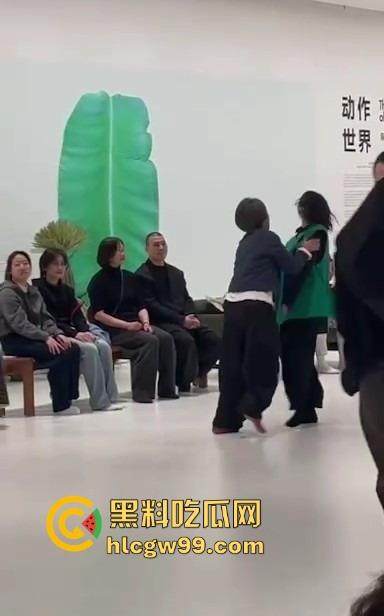 上海浦东美术馆魔幻抽象表演展现高深的艺术概念,演员集体精神错乱?这不就是社畜上班状态的真人展示!-6