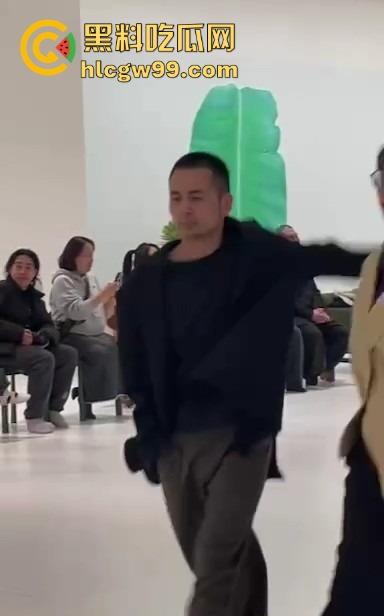 上海浦东美术馆魔幻抽象表演展现高深的艺术概念,演员集体精神错乱?这不就是社畜上班状态的真人展示!-7