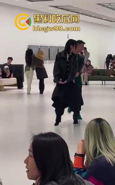 上海浦东美术馆魔幻抽象表演展现高深的艺术概念,演员集体精神错乱?这不就是社畜上班状态的真人展示!-11